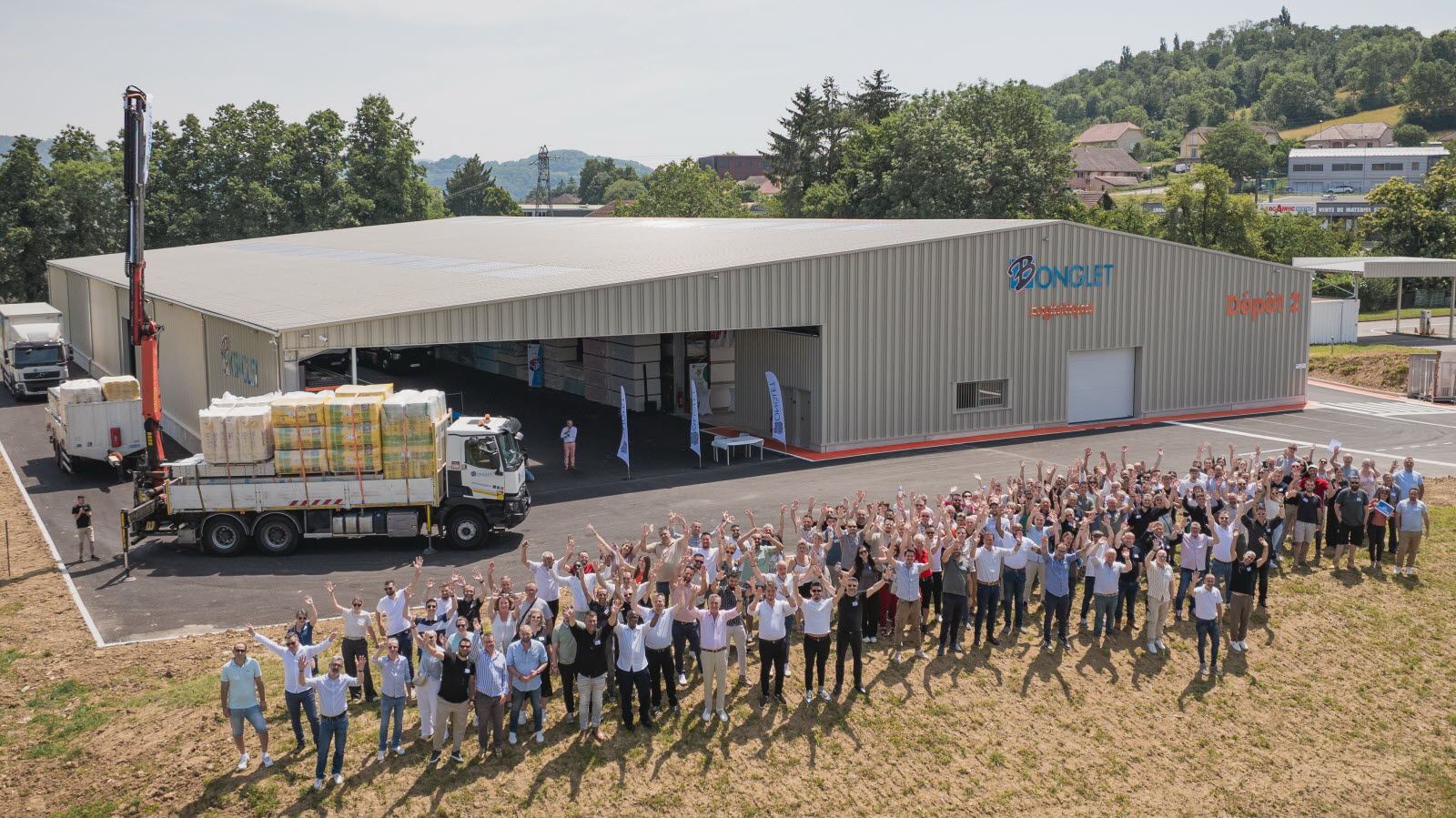 Équipe Bonglet devant la plateforme de stockage de Lons‑le‑Saunier